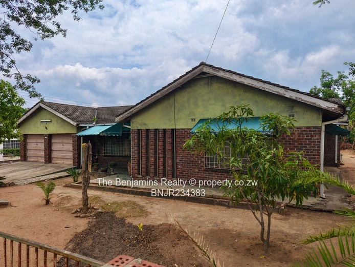 Solid House In Letombo Park