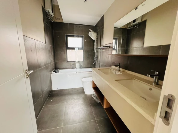 3 Bedroom Flat & Apartment