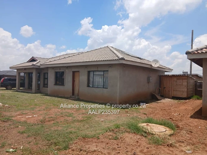 Corner Stand Fixer-Upper with Exceptional Potential in Glaudina