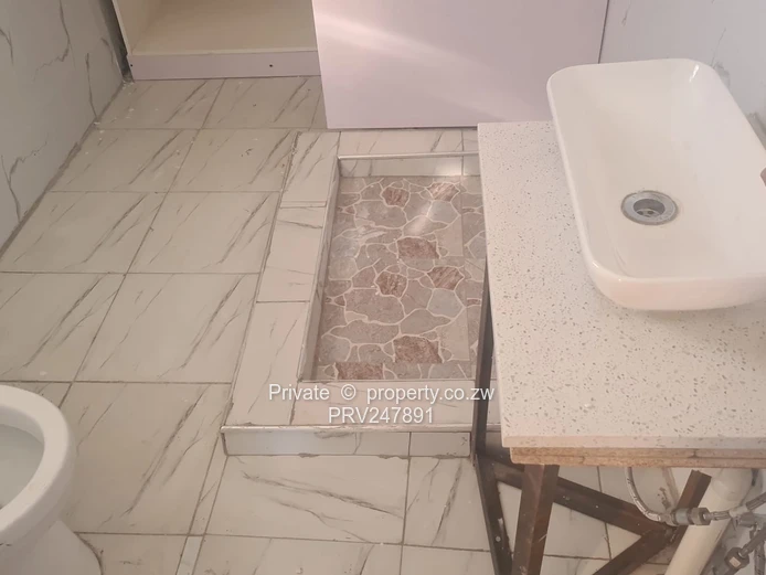 3-Bed Flat in Zimre Park – Borehole & Built-ins
