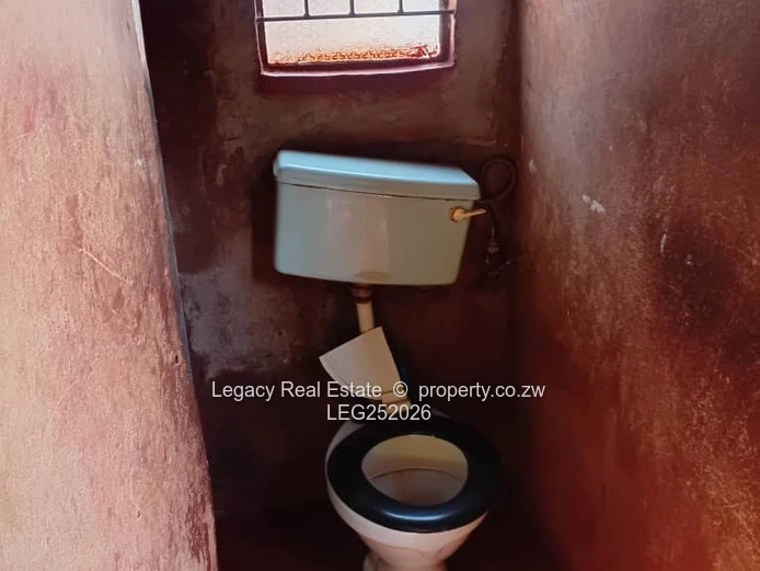 5-Bed Kuwadzana House - Main Road, Garden & Verandah