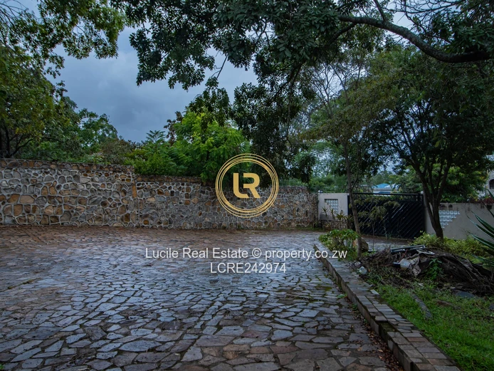 Spacious Modern Home Iin Prestigious Mt Breezes