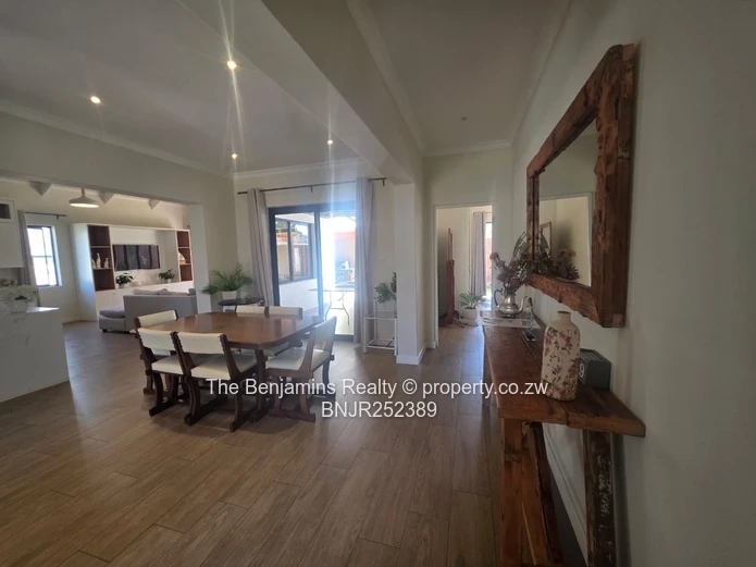Up Market Townhouse In Newlands