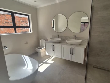 3 Bedroom Flat & Apartment