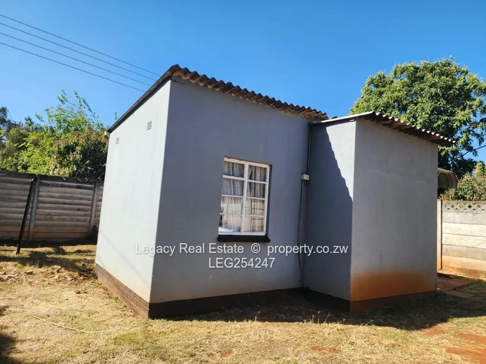 Compact Room with Bath & Kitchenette in Mount Pleasant (Harare North)