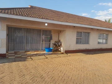 2 Bedroom Flat & Apartment