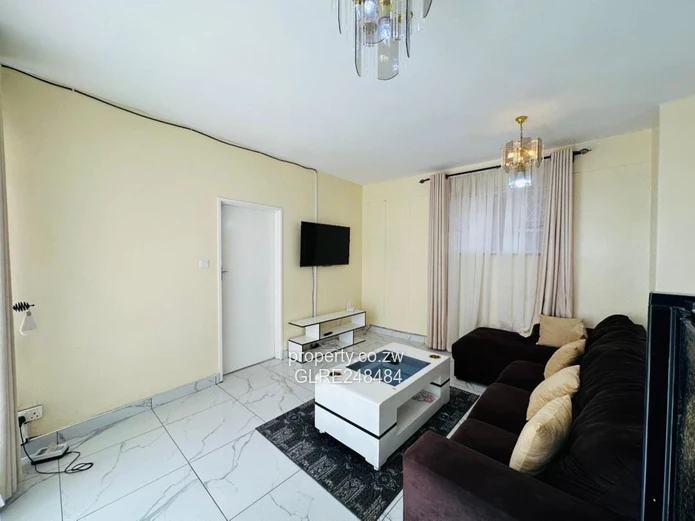 Sunlit 2-Bed Avenues Flat with Verandah & Solar