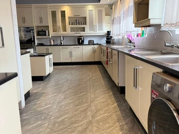 5 Bedroom House