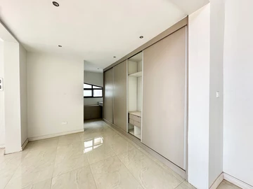 4 Bedroom Flat & Apartment