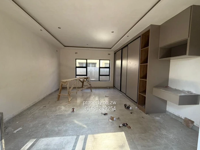 Marlborough 2-Bed Garden Flat — Borehole & Paved Courtyard