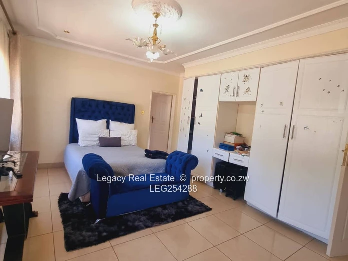 Borrowdale: Grand 9-Bed Residence on 4000m² with Borehole