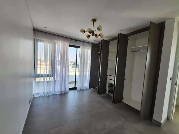 4 Bedroom Flat & Apartment