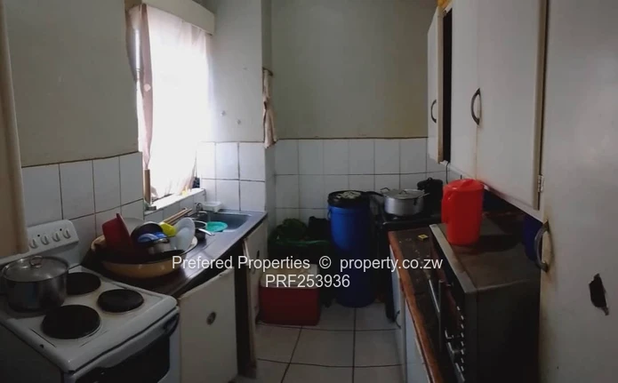Avenues: 2-Bed Tiled Flat with Fitted Kitchen & Parking (Sole Mandate)