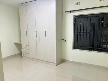 2 Bedroom Flat & Apartment