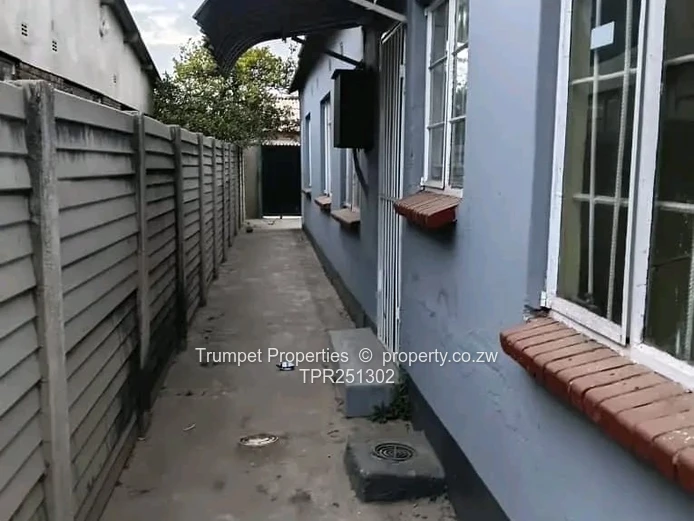 Secure 3-Bed Home in Mufakose - Walled, Verandah & ZESA
