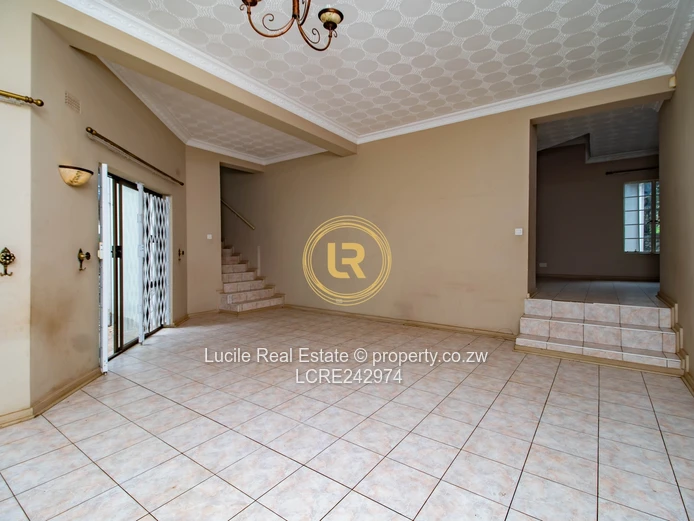 Spacious Modern Home Iin Prestigious Mt Breezes