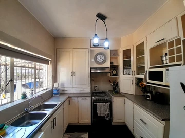 2 Bedroom Flat & Apartment