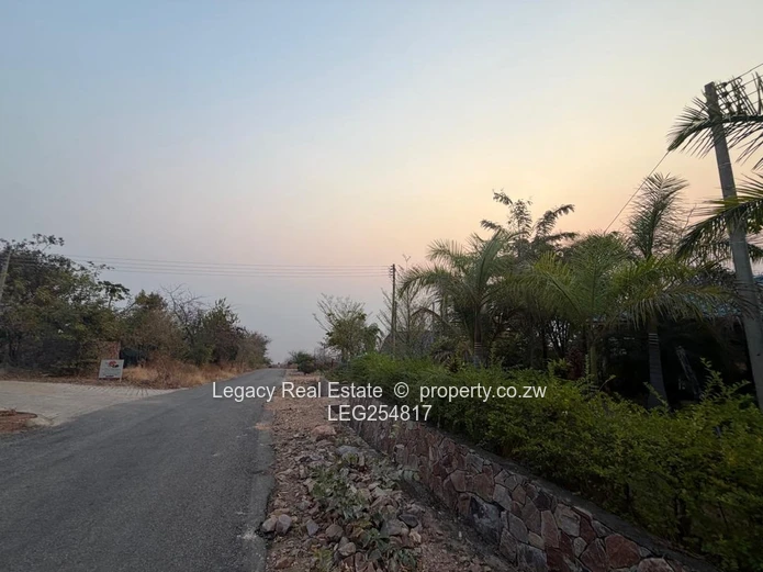 Kariba 3-Bed Home with Walled Garden, Cottage & Verandah