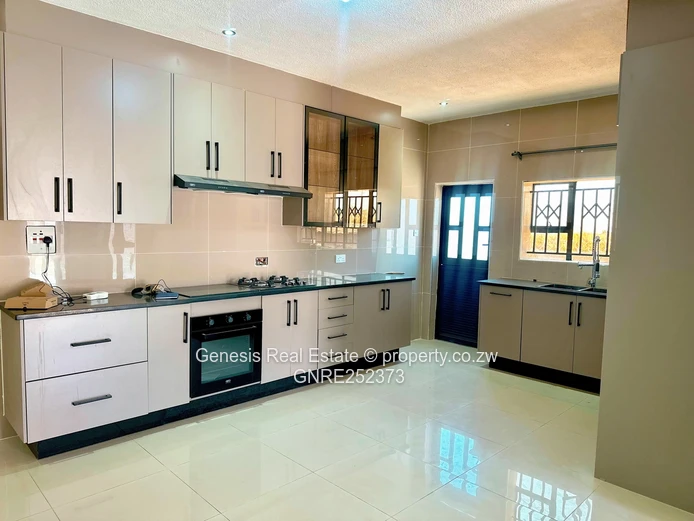 Modern 4-Bedroom Apartment in Manresa 