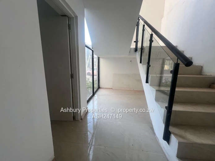 Bright 4-Bed Monavale Flat — Tiled, Fitted Kitchen, 24hr Security