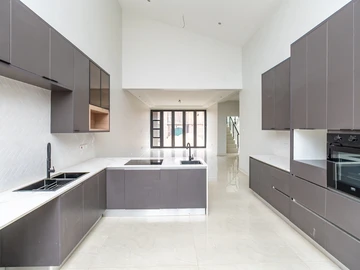 4 Bedroom Flat & Apartment