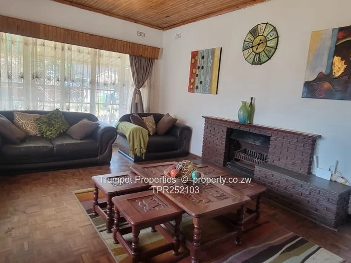 3-Bed Cotswold House - Fitted Kitchen, Flatlet & Garage