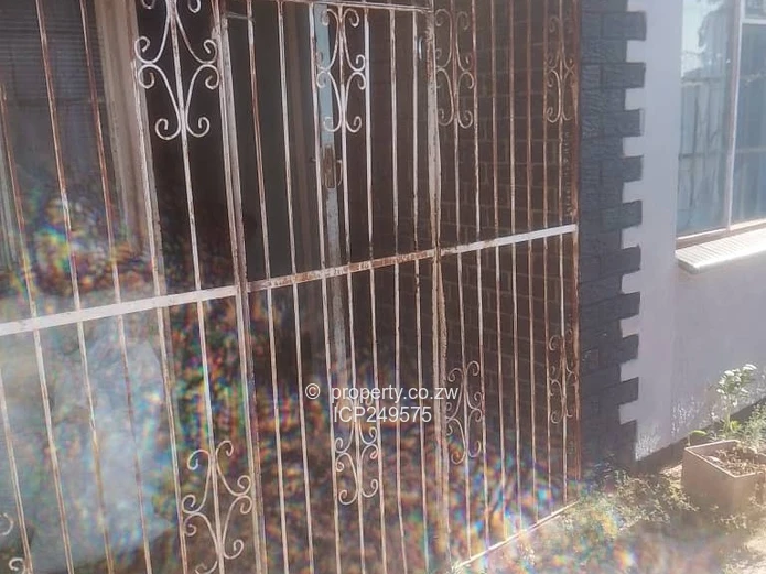 Zengeza 2 Chitungwiza 4 bedroom house for 40K