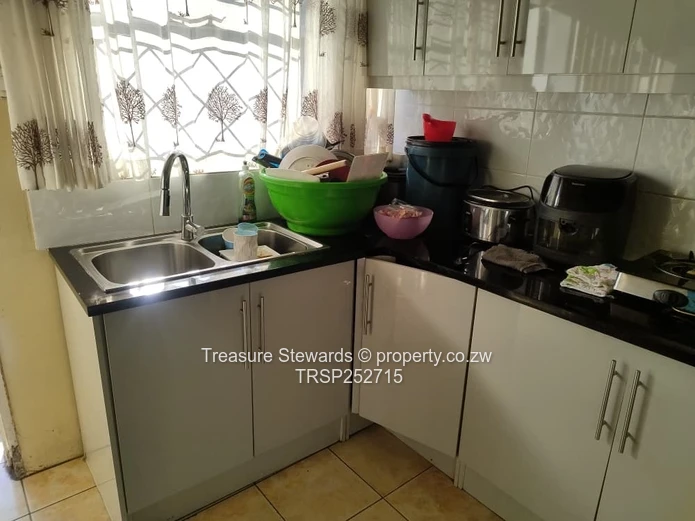 3-Bed Flat in Waterfalls — Walled Yard, Fitted Kitchen & Solar