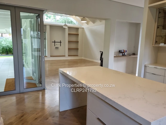 Refined Off-Grid Living in an Exclusive, Upmarket Complex!