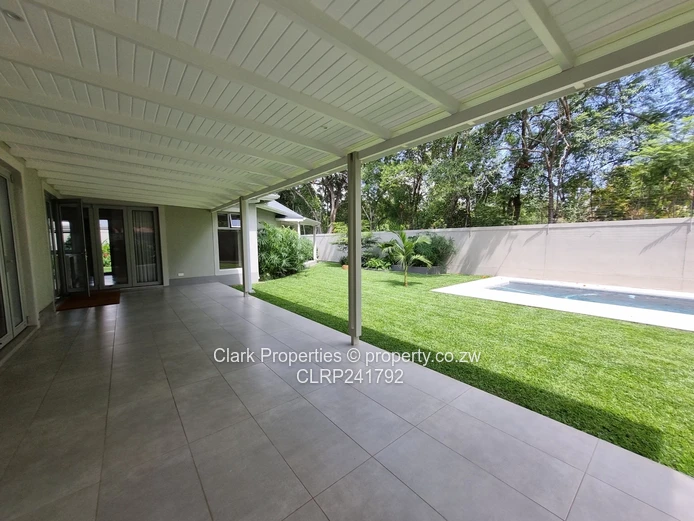 Refined Off-Grid Living in an Exclusive, Upmarket Complex!