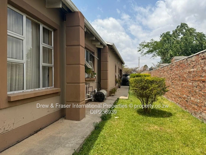 Spacious 4-Bed Family Home with Garden & Entertainment