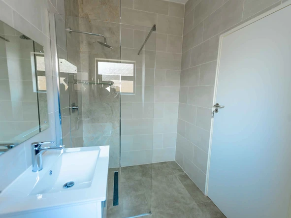 4 Bedroom Flat & Apartment