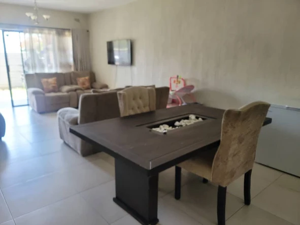 2 Bedroom Flat & Apartment