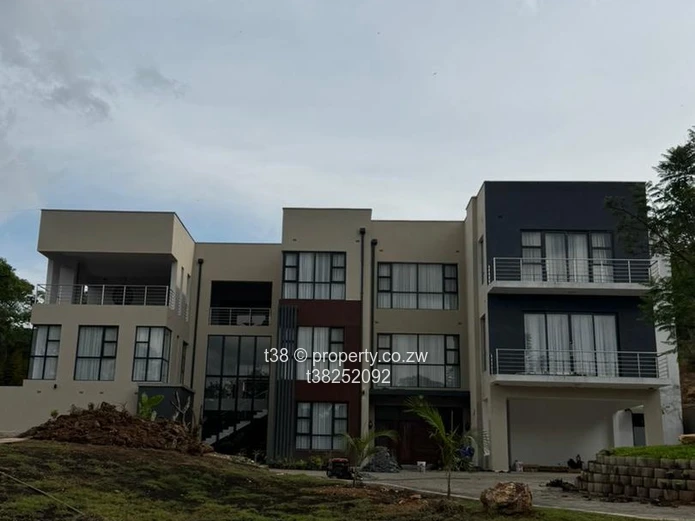 Luxury 5-Bed Umwinsidale: Pool, Terrace, Walk-in Closet & Borehole