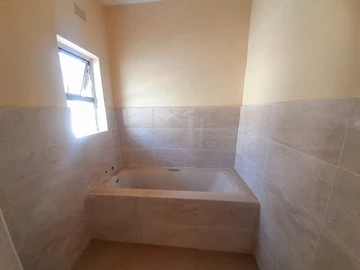 2 Bedroom Flat & Apartment