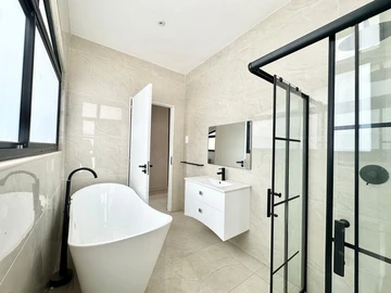 4 Bedroom Flat & Apartment