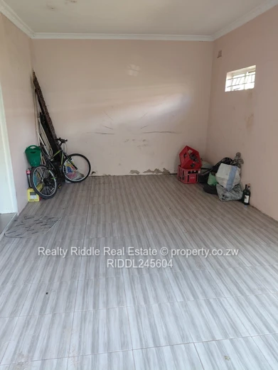 For sale 5 beds ridgeview Belvedere close to zesa training centre 