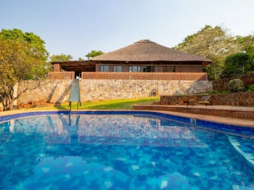 Beautiful thatched country home - 5 Acres