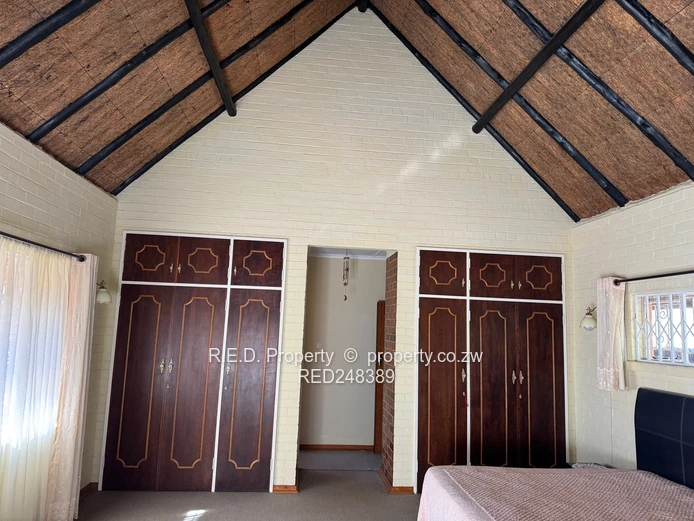 Private Retreat In Douglasdale!