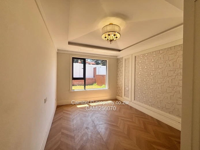 Modern 4-Bed, 4-Bath Greendale North Flat with Borehole