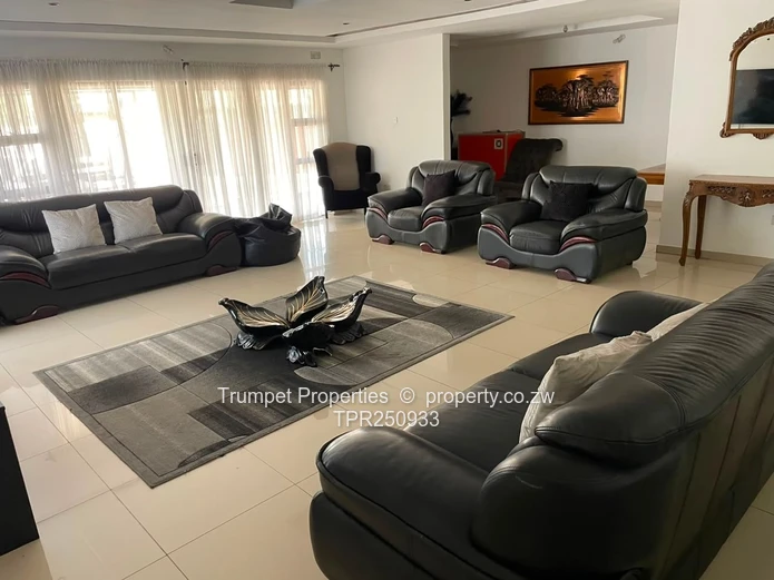 Monavale 4-Bed: Main En Suite, Sleek Kitchen & Garage