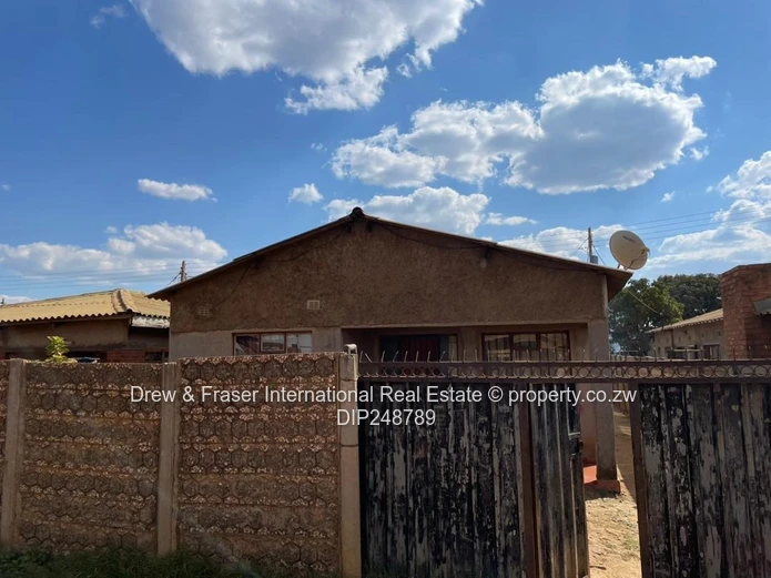 4-Bed House in Kadoma — Walled, Verandah & Fireplace
