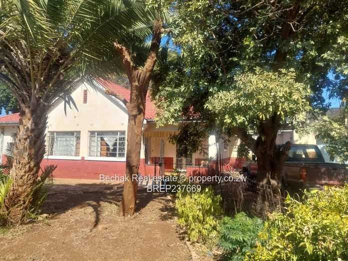 Family Home in Famona — 3-bed, Pool & Borehole on 2,360m²