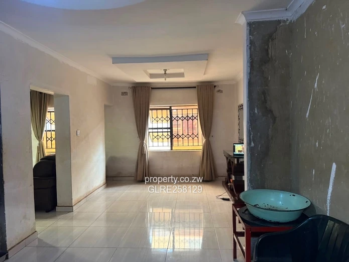 Glaudina 4-Bed Home - Tiled Roof, Garage & Garden