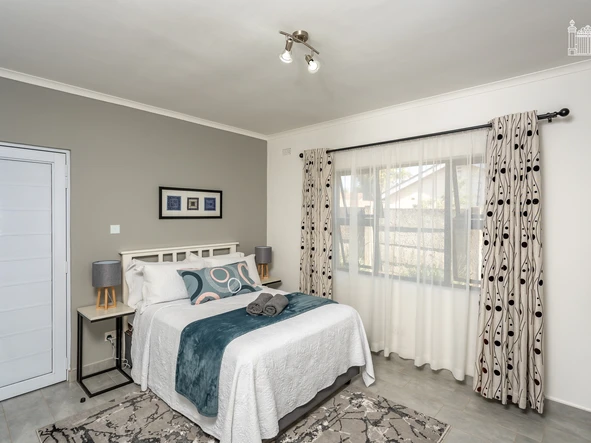 2 Bedroom Flat & Apartment
