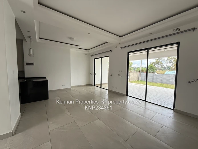 Modern Townhouse in secure Peakwood Village 