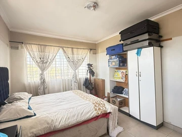 2 Bedroom Flat & Apartment