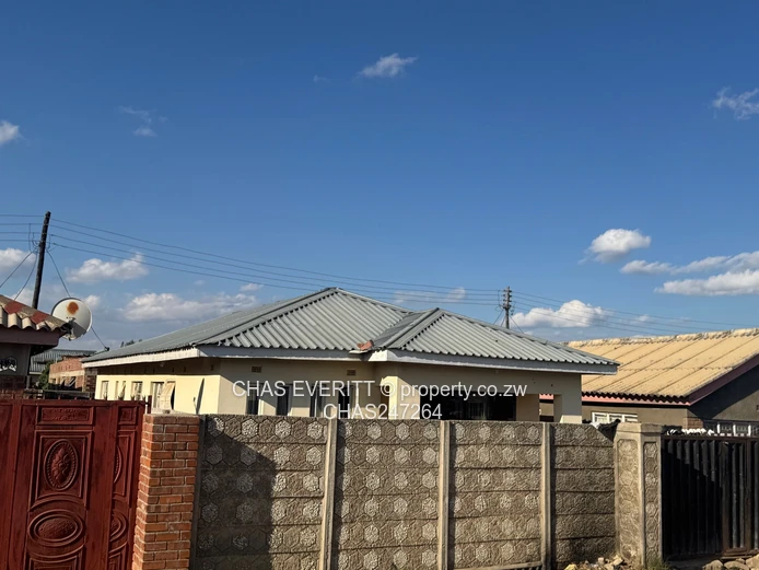 4 beds house in Unit G Makoni Seke Chitungwiza $35k