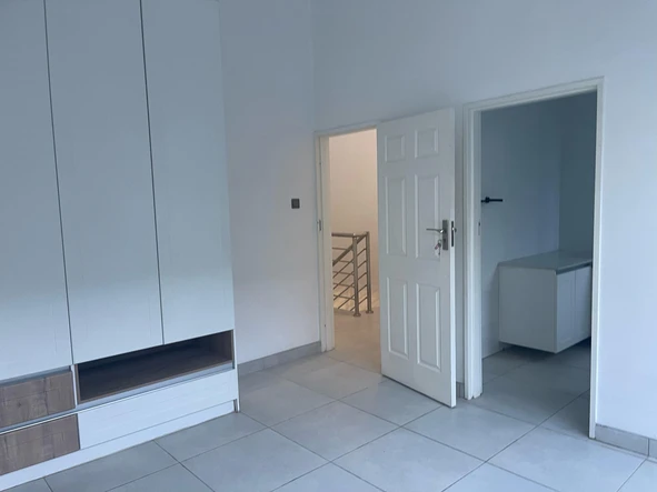 3 Bedroom Flat & Apartment