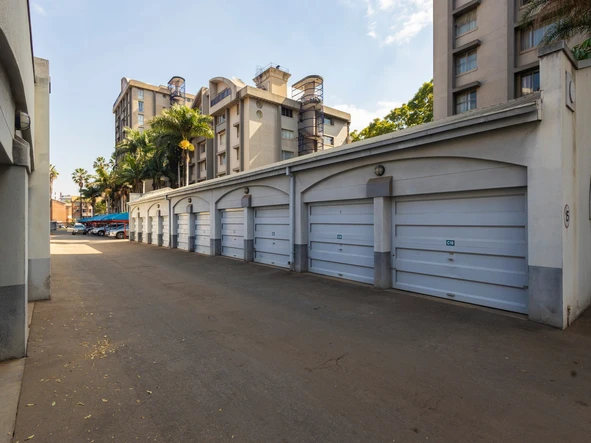 4 Bedroom Flat & Apartment